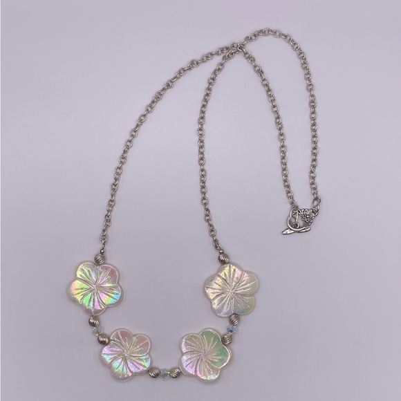 New Shell - Golden Lip Flower Pendants Necklace - Picture 6 of 6